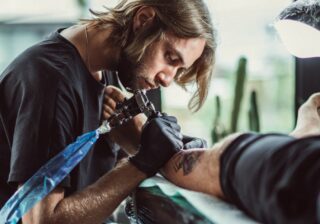 Kompletne Zaplecze Pracy Tatuatora: Niezbędne Akcesoria dla Profesjonalistów i Początkujących